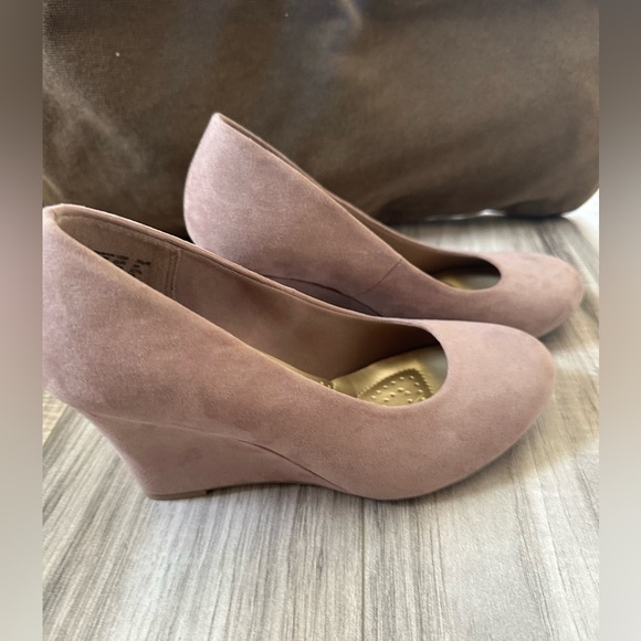 Dexflex Comfort Karlie Women’s Round Toe Faux Suede Wedge Heels Taupe Size 5.5 - Picture 2 of 8